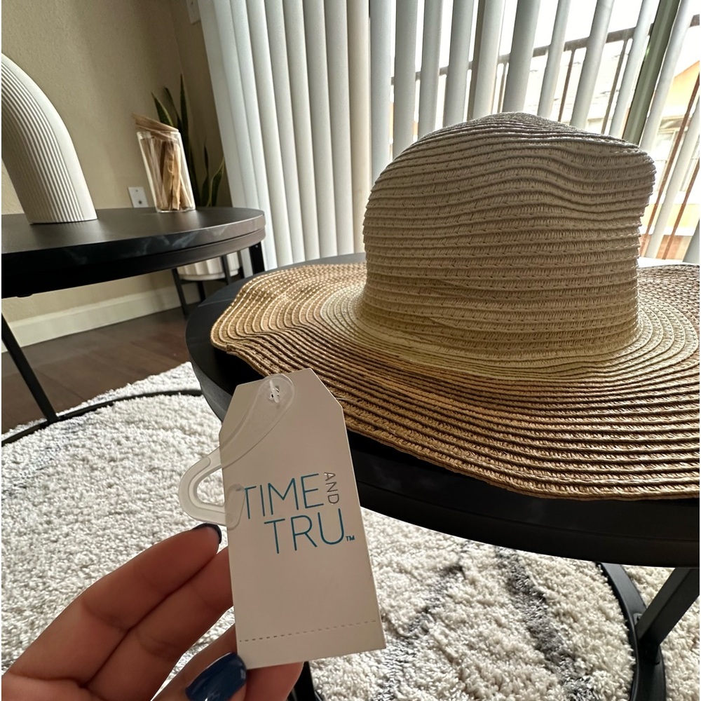 Cute, nude color beach hat. Never worn🤎